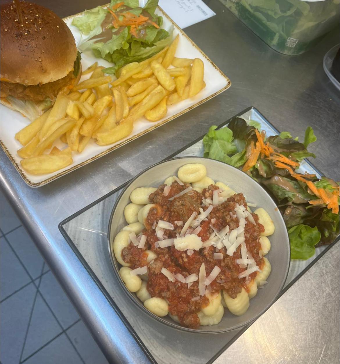 Burger artisanal et gnocchi bolognaise