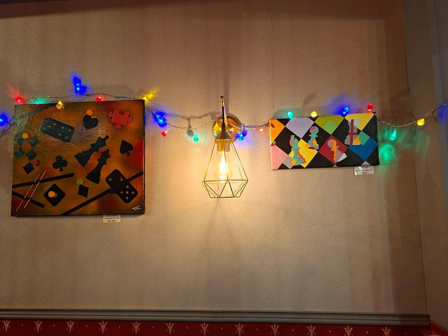 Décoration intérieure cosy — guirlandes, tableaux, lumière dorée