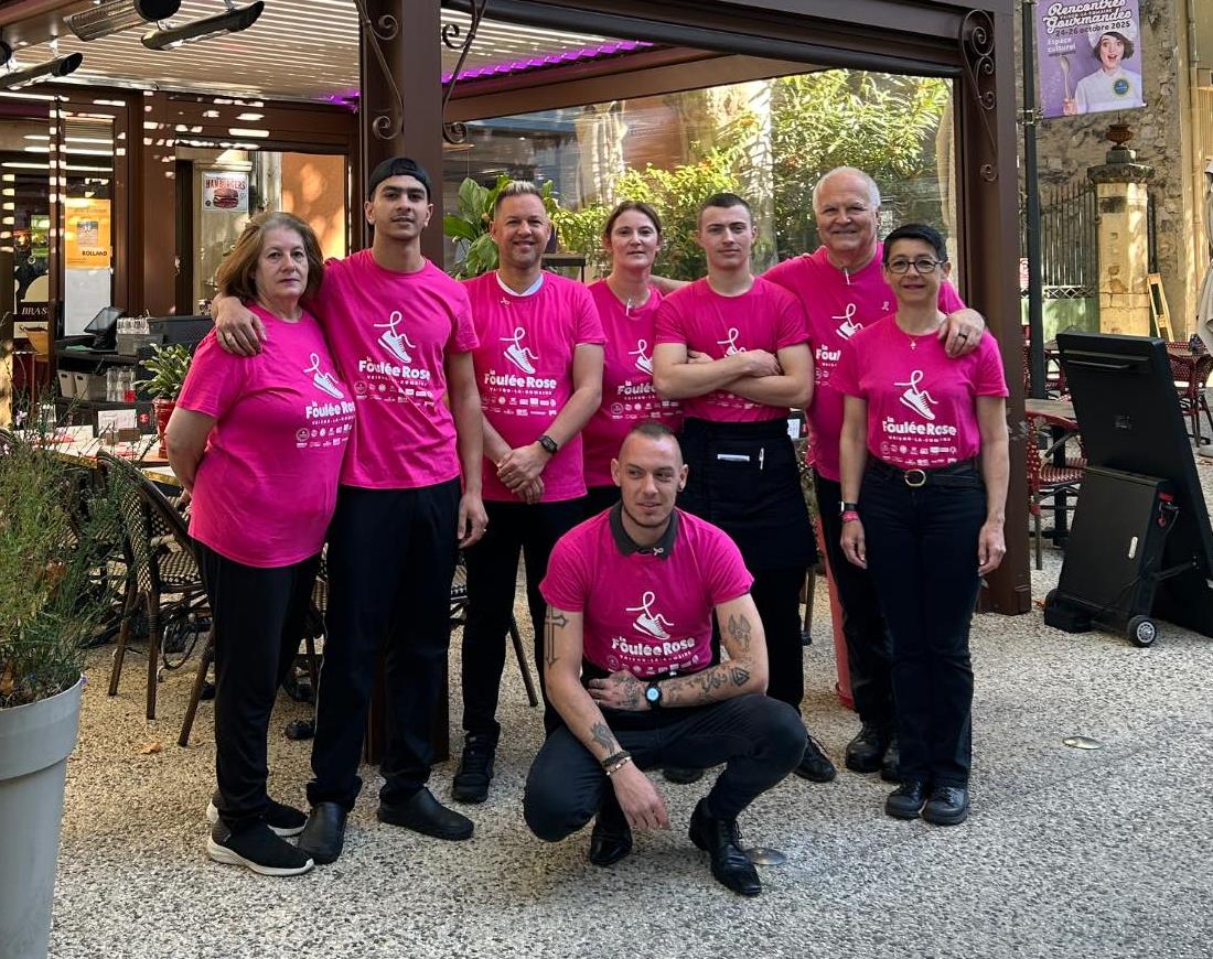 L'équipe de la Brasserie Chez Fred devant la façade