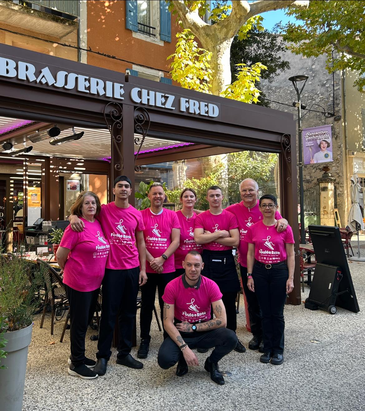 L'équipe de la Brasserie Chez Fred devant la façade
