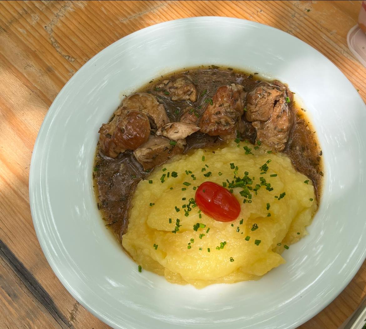 Plat mijoté traditionnel fait maison au restaurant Chez Fred